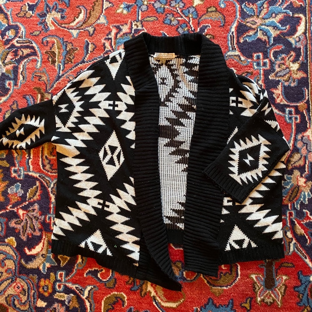 BLACK & WHITE PRINTED CARDIGAN